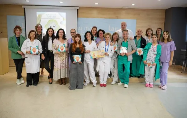 Foto de grupo de la presentación del cuento La barriguita de Martina