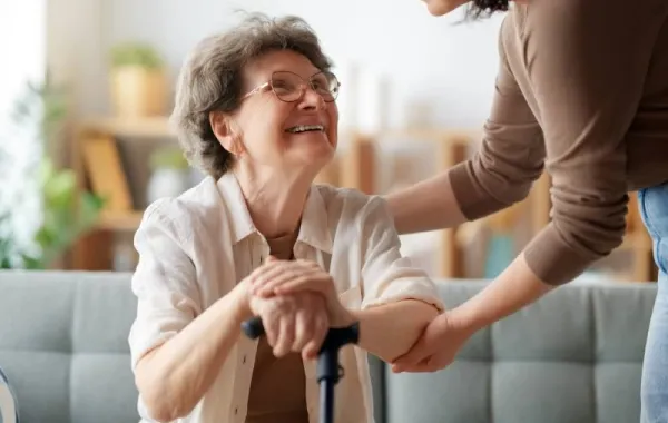 Refuerzo de la asistencia en el hogar es una de las prestaciones del decreto de dependencia de la Comunidad de Madrid en 2026