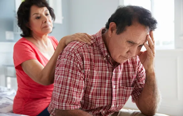 Foto de hombre deprimido con mujer