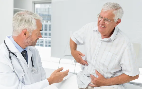Foto de un médico y su paciente