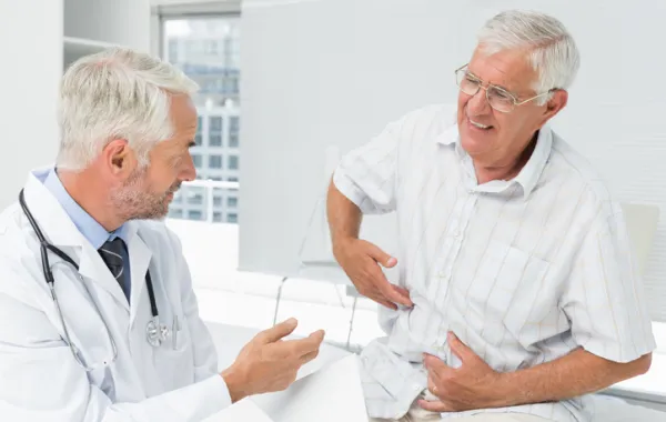 Foto de un médico y su paciente