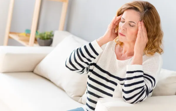 Foto de una persona con molestias en la cabeza