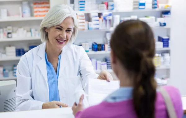 Farmaceútica dispensando medicamentos