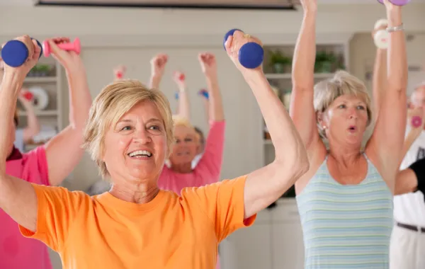 Foto de un grupo haciendo ejercicio