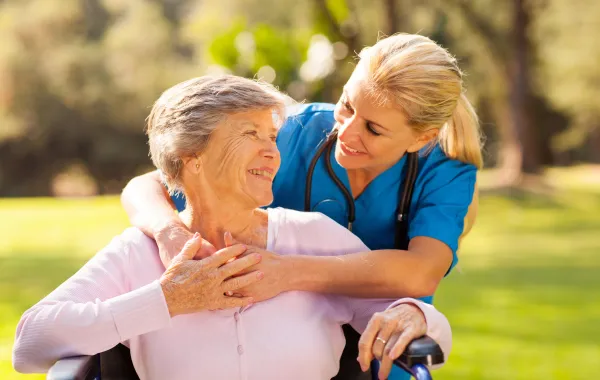 Foto de una enfermera y su paciente