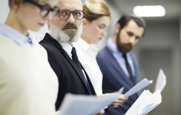 La edad es una barrera invisible que dificulta el empleo senior