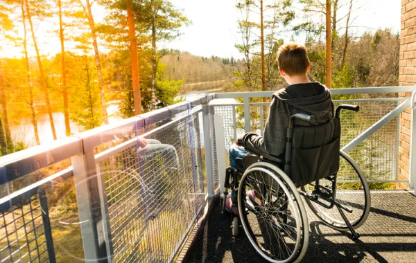 Foto de una persona en silla de ruedas