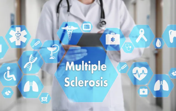 Foto con un medico de fondo y en primer plano la palabra Esclerosis Multiple