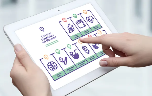 Foto de una manos que sostienen una tableta electrónica con una pp de diagonistico de bienestar