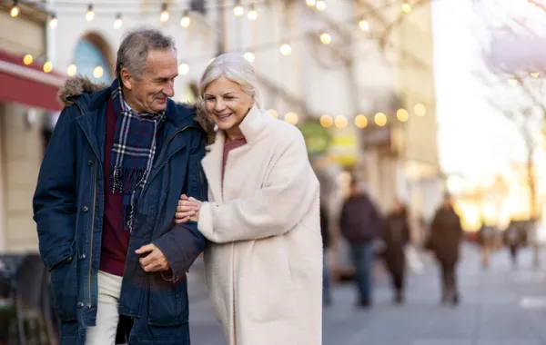 Foto de una pareja adulta paseando por una ciudad