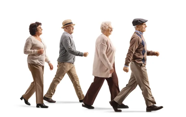 Foto de varias personas mayores andando juntas como si fuera la portada de un disco