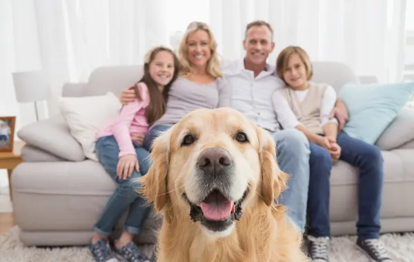 Foto de una familia con el perro en primer plano