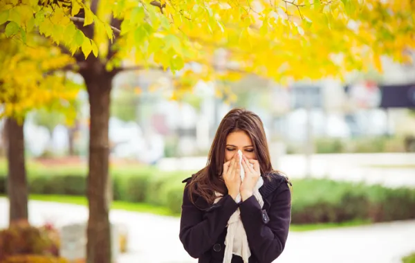 Foto de una persona con un pañuelo en la nariz