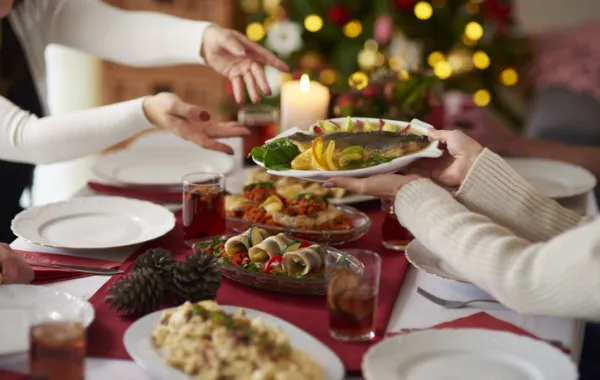 Foto de una mesa decorada y con platos típicos de Navidad 