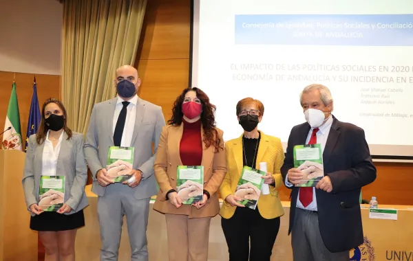 Foto con la presentación del informe de los servicios sociales en Andalucía 