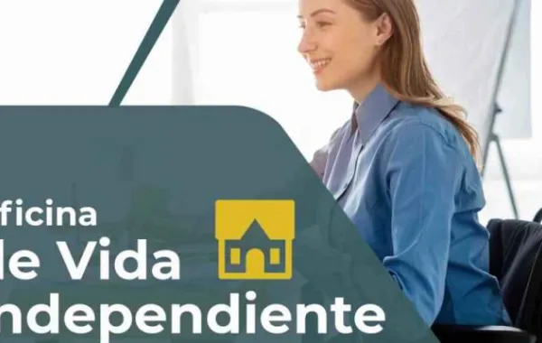 Foto de una mujer atendiendo un mostrador con el título de oficinas de vida independiente en Andalucía
