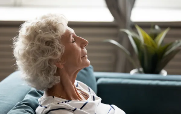 Foto de una persona mayor haciendo ejercicios de respiracion