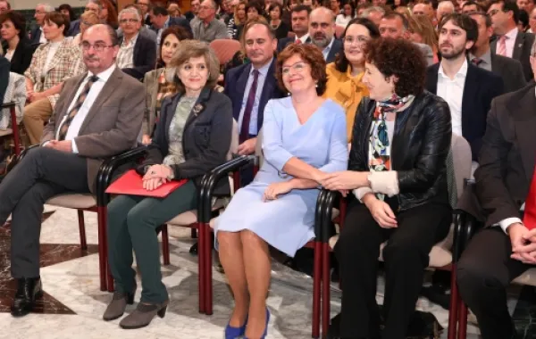 Foto de personalidades de Aragón en la celebración de decimo aniversario de ley de servicios sociales