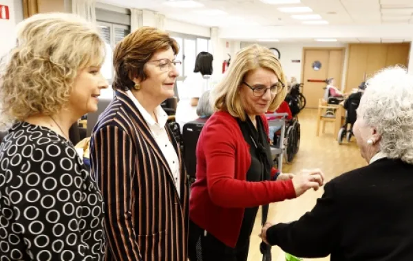 Foto de personalidades del Gobierno de Aragón visitando una residencia de ancianos