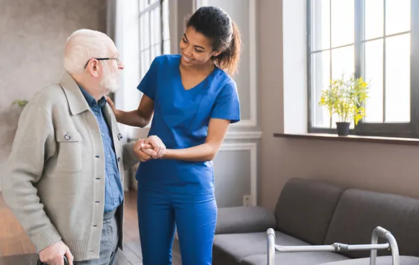 Foto de un señor mayor atendido por una enfermera