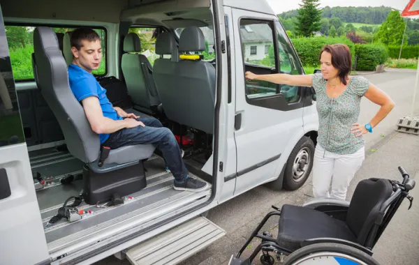 Foto de un minibus con un niño en silla de ruedas