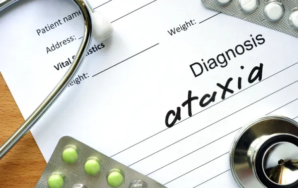 Foto de un informe medico que parece escrito Ataxia