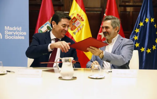 Foto de una reunion con el colegio de farmaceuticos