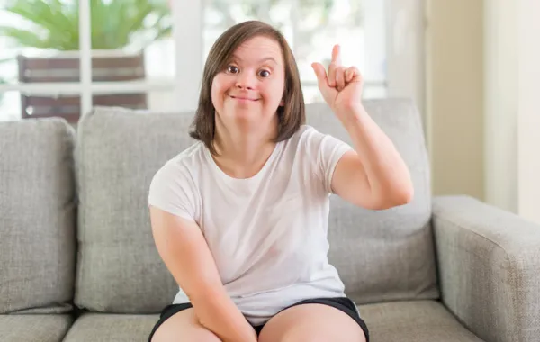 Foto de una chica con sindrome de Down que sonrie