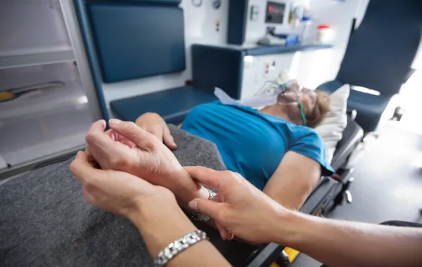 Foto de una persona siendo atendida en una ambulancia de urgencias