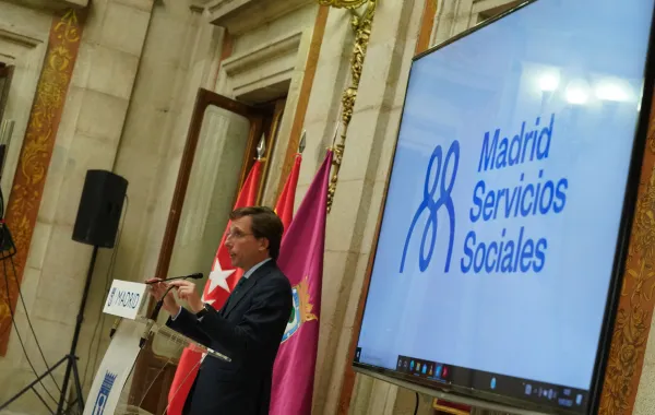 Foto del alcalde de Madrid presentando el nuevo modelo de servicios sociales