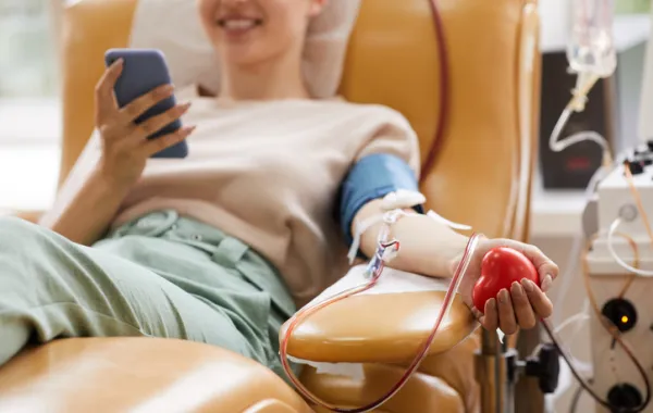 Foto de una mujer donando sangre