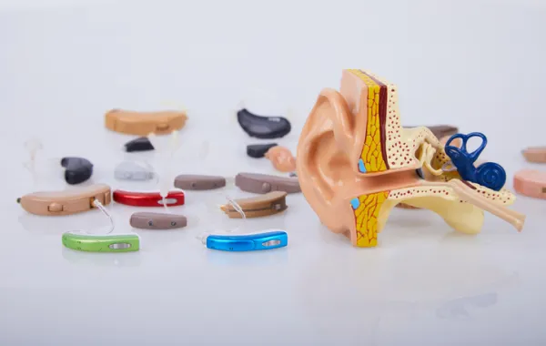 Foto con varios modelos de audífono en distintos colores y tamaños