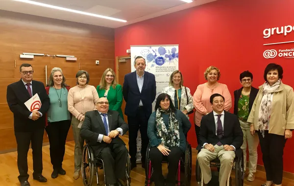 Foto de grupo de personalidades participantes en un evento