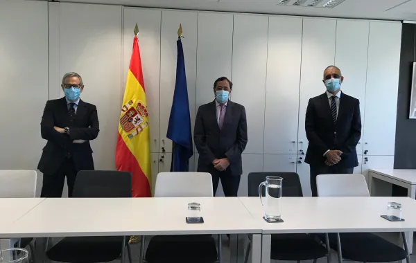Foto de varias personalidades de la AECC