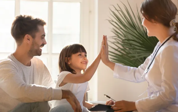 Foto de una pareja joven con una niña que sonríe