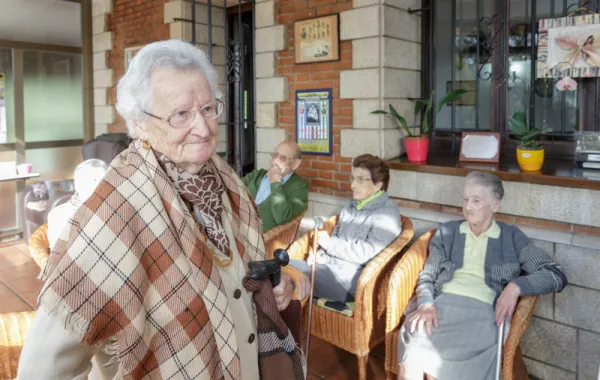 Foto con varias personas mayores sentadas juntas