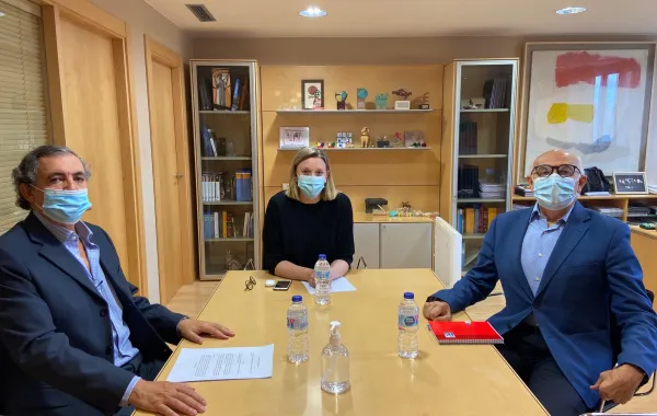 Foto de una reunión de personalidades de la  consejera de Familia e Igualdad de Oportunidades de Castilla y León,