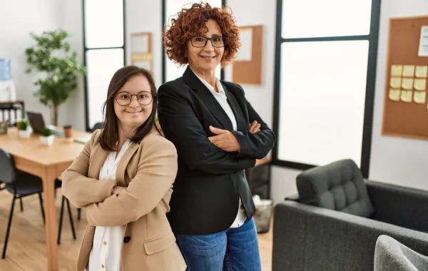Foto de dos mujeres sonriendo, una de ellas con sindrome de down