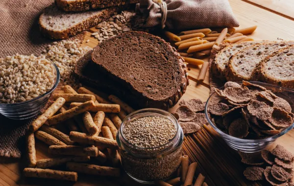 Foto de una mesa con varios productos relacionados con los cereales
