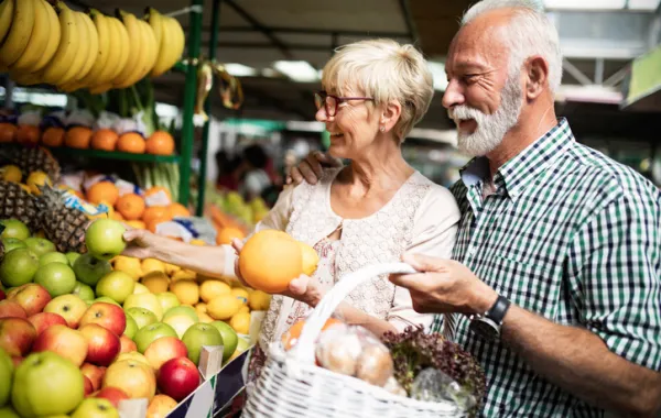 Foto de una pareja comprando en una fruteria