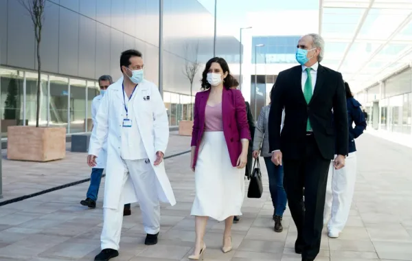 Foto de personalidades de la Comunidad de Madrid visitando un hospital