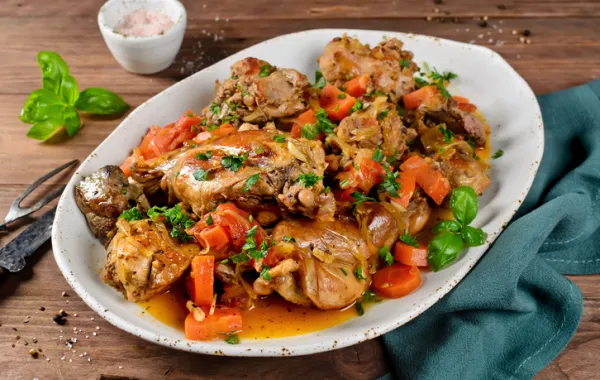 Foto de un plato de conejo guisado con verduras