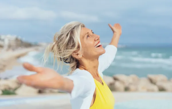 Foto de una mujer adulta sonriendo con la boca abierta