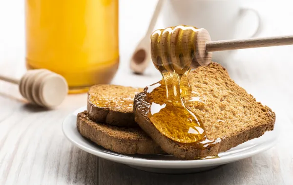 Foto de unas tostadas de desayuno con  miel