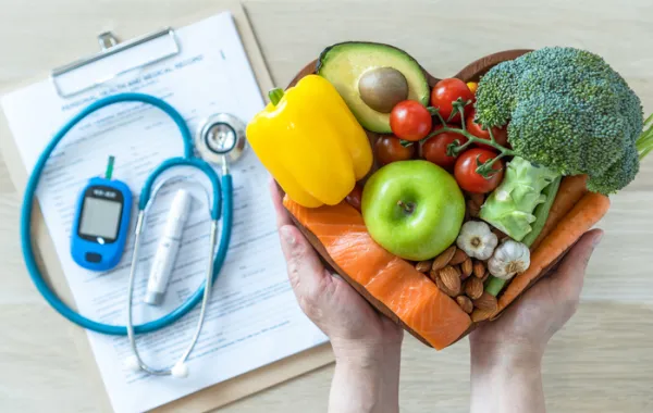 Foto con varias frutas y verduras en una caja en forma de corazon