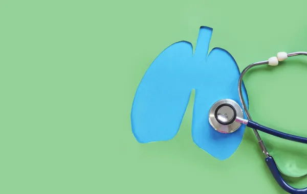 Foto de un pulmon dibujado y un estetoscopio al lado