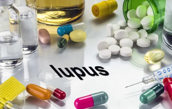 Foto de una mesa llena de medicinas, pastillas y pildoras para tratamiento medico