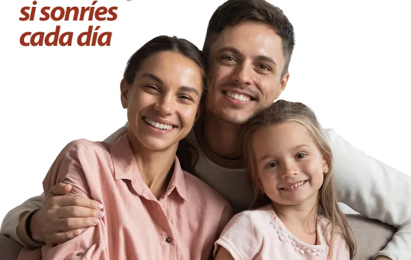 Foto del visual de la campaña yo voy al dentista con una familia sonriendo