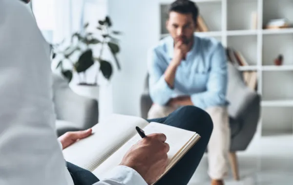 Foto de un señor en una consulta de un psicólogo