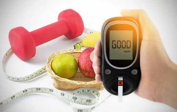 Foto de una mano que sostiene un medidor de azucar